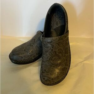 BOC BORN 7.5-8 LEATHER GRAY WITH FLORAL PRINT CLOG